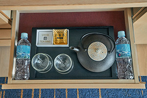 Teapot and cups / Mineral water, green tea